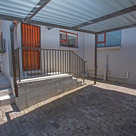 Spacious Garden Cottage Йоханесбург Екстериор снимка