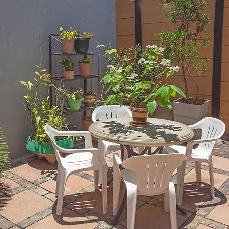 Spacious Garden Cottage Йоханесбург Екстериор снимка